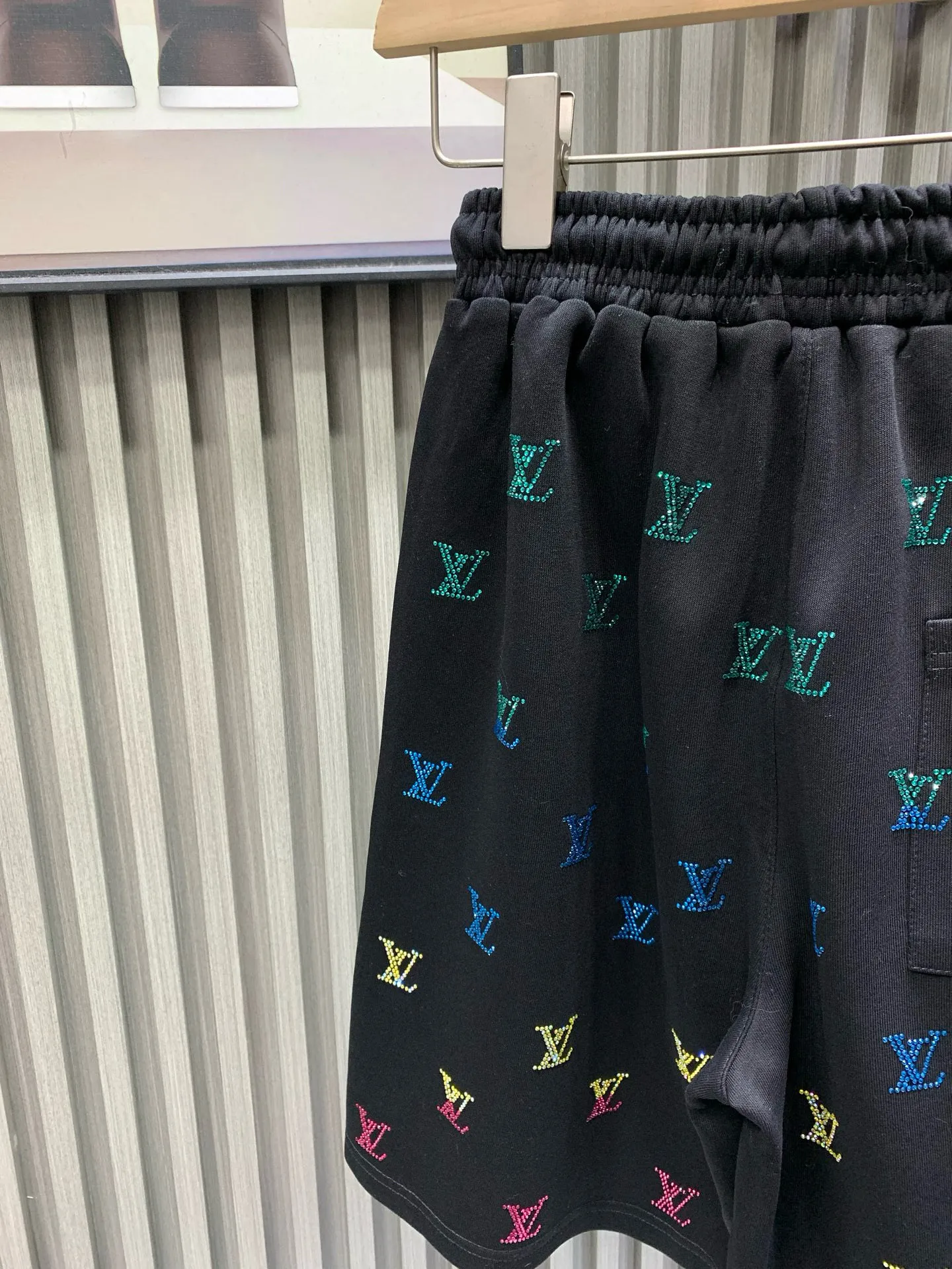 🅿️230 🀄️ Louis Vuitton, original product from the official website 🔥 2V simple and fashionable summer shorts and casual pants, with full diamond design, very comfortable to wear, low-key yet luxurious. It is very classy to wear, and the style and tailoring of the pants need not be said. The upper body is exquisite and vivid. Really first-class top quality materials. Really palace-class casual pants and elastic pants, made of Turkish cotton. Produces the most famous denim fabric of outstanding quality. After heavy washing, the pants are very soft! The straight-leg version is not picky, the upper body is absolutely stylish, and the waistband design is extremely luxurious.